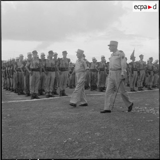 Les autorités militaires passent des troupes de la Légion étrangère en revue.