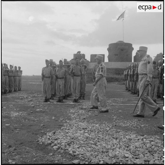 Les autorités militaires passent des troupes du CEFEO (Corps expéditionnaire français en Extrême-Orient) en revue.