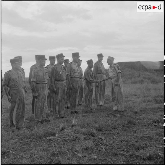 Le général Salan salue des officiers de la Légion étrangère.
