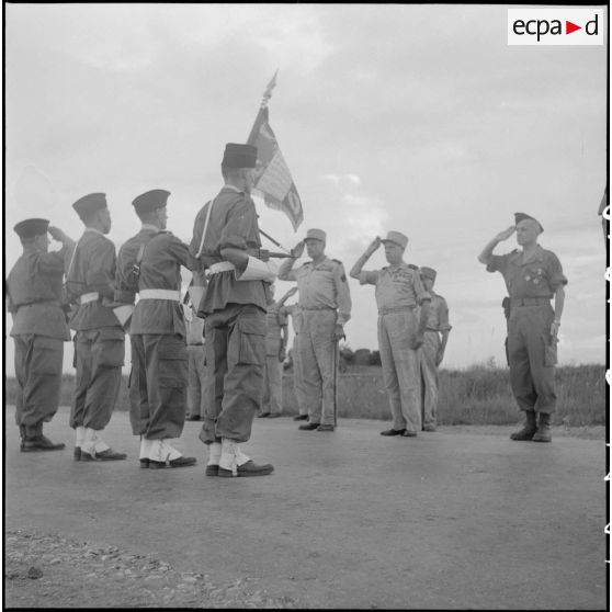 Les autorités militaires au salut devant un régiment de l'artillerie coloniale.