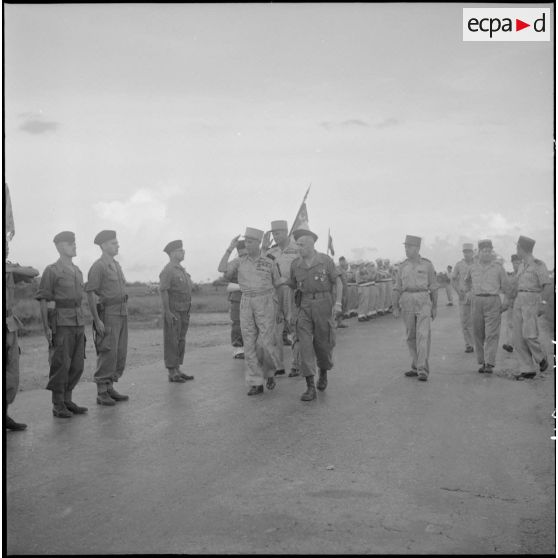 Les autorités militaires passent en revue des troupes du CEFEO (Corps expéditionnaire français en Extrême-Orient).