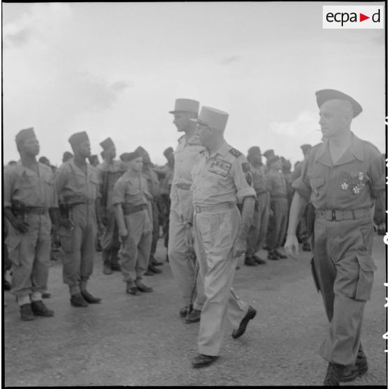 Les autorités militaires passent en revue des troupes du CEFEO (Corps expéditionnaire français en Extrême-Orient).