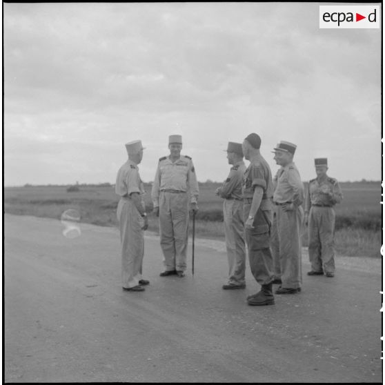 Le général Salan et le général Cogny en conversation avec des officiers supérieurs du CEFEO (Corps expéditionnaire français en Extrême-Orient).