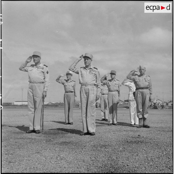 Les autorités militaires saluent les couleurs.