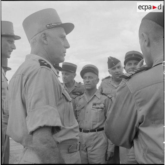 Portrait du général Salan en conversation avec des officiers supérieurs des troupes coloniales.