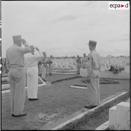 Les autorités militaires lors d'une commération au cimetière militaire de Kim Lien.