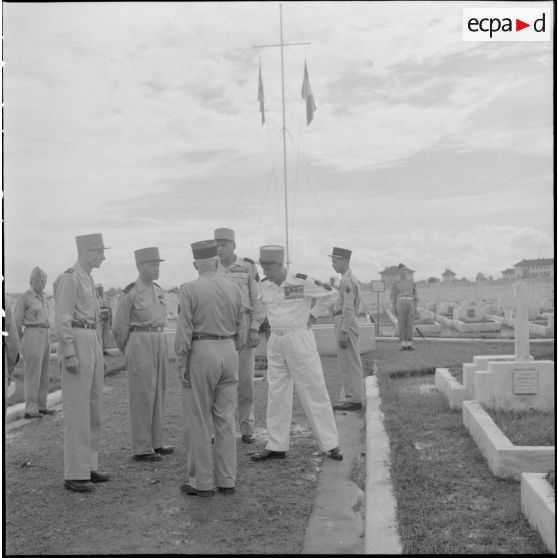 Le général Salan et le général Cogny sont en conversation avec des officiers supérieurs du CEFEO (Corps expéditionnaire français en Extrême-Orient) au cimetière militaire de Kim Lien.