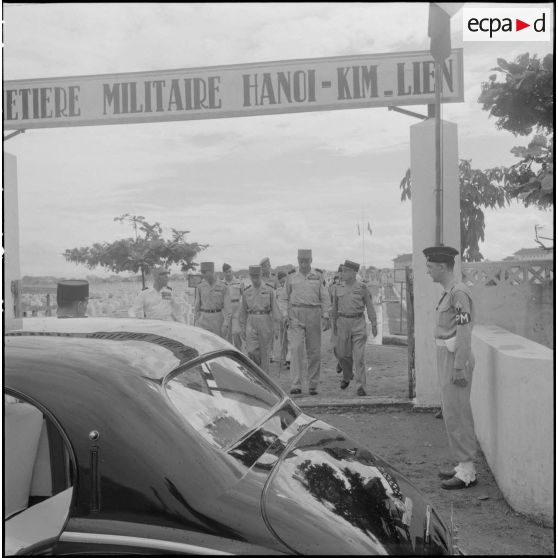 Les autorités militaires sortent du cimetière militaire de Kim Lien.
