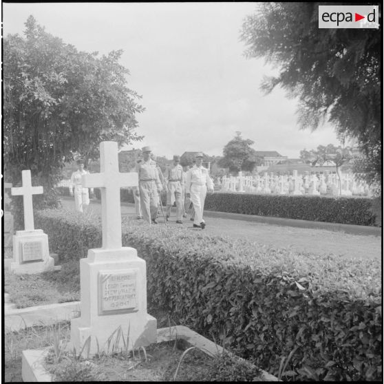 Les autorités militaires dans un cimetière militaire d'Hanoï.