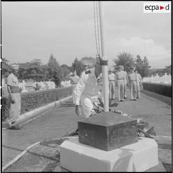 Le général Salan dépose une gerbe de fleurs devant un monument du cimetière militaire de Kim Lien.