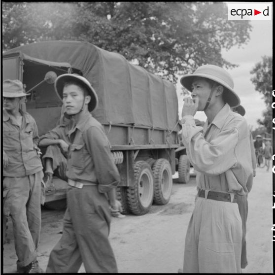 Soldats de l'APVN (Armée populaire vietnamienne) devant un camion militaire.