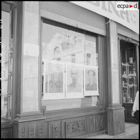 Les portraits d'Ho Chi Minh, de Mao Tsé-Toung et de Malenkow dans une ancienne boutique française.