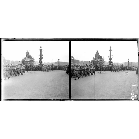 Paris, place de la Concorde, défilé du bataillon américain. Le bataillon français. [légende d'origine]