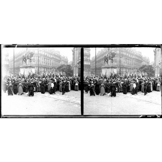 Paris, fête de l'indépendance américaine. Manifestation à la statue de Washington. [légende d'origine]