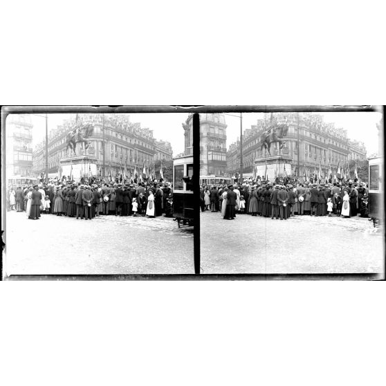Paris, fête de l'indépendance américaine. Manifestation à la statue de Washington. [légende d'origine]