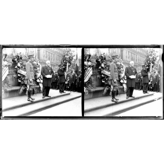 Paris, fête de l'indépendance américaine. Manifestation à la statue de Washington. [légende d'origine]