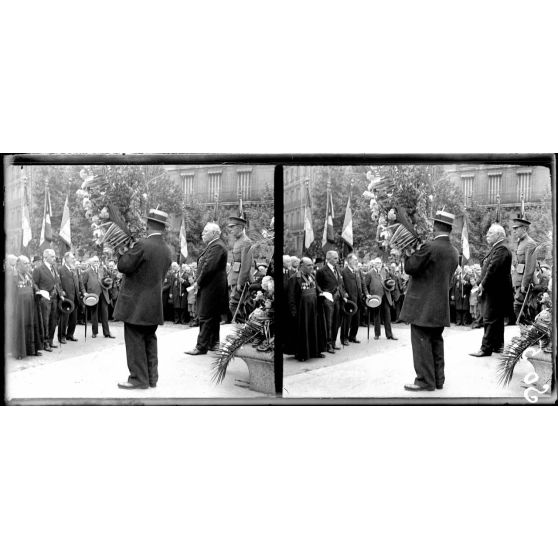 Paris, fête de l'indépendance américaine. Manifestation à la statue de Washington. [légende d'origine]