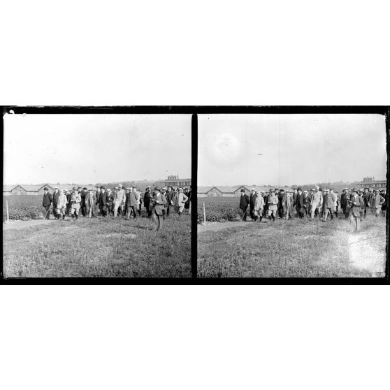 Le Tremblay (Seine et Oise). M. David, ministre de l'agriculture. Le capitaine Morin, directeur de culture des troupes disponibles visitent le champ de culture. [légende d'origine]