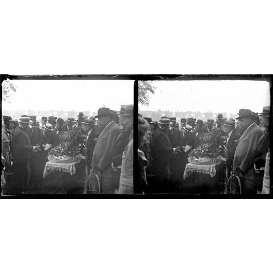 Joinville-le-Pont (Seine). Le Maire, M. Mermet présente  un échantillon de culture maraîchère. [légende d'origine]