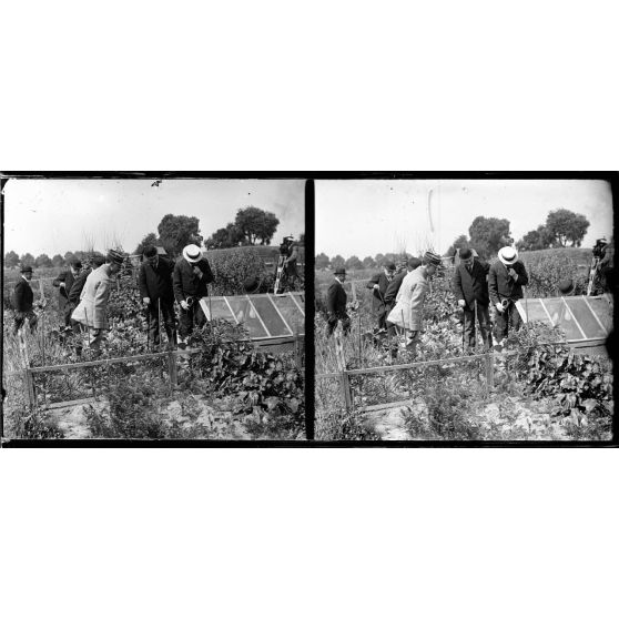 Fortifications de Bercy (Seine). Visite du Lot 2 de culture des fortifications avec M. Sabot? maire du XIIème arrondissement, M. Dubocq, maire adjoint, M. Adenis, président du Comité. [légende d'origine]