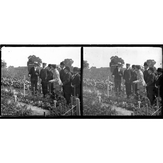 Fortifications de Bercy (Seine). Visite du Lot 2 de culture des fortifications avec M. Sabot? maire du XIIème arrondissement, M. Dubocq, maire adjoint, M. Adenis, président du Comité. [légende d'origine]