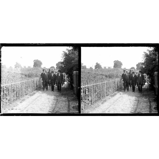 Fortifications de Bercy (Seine). Visite du Lot 2 de culture des fortifications avec M. Sabot? maire du XIIème arrondissement, M. Dubocq, maire adjoint, M. Adenis, président du Comité. [légende d'origine]