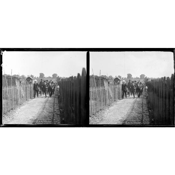 Fortifications de Bercy (Seine). Visite du Lot 2 de culture des fortifications avec M. Sabot? maire du XIIème arrondissement, M. Dubocq, maire adjoint, M. Adenis, président du Comité. [légende d'origine]
