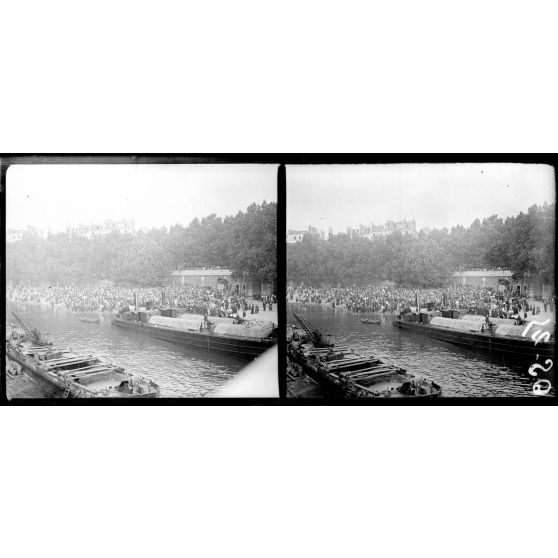 Paris. Fête nationale, revue du 14 juillet 1917. La foule au bord de la Seine attend le défilé. [légende d'origine]