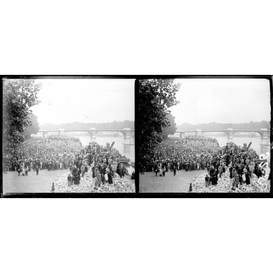 Paris. Fête nationale, revue du 14 juillet 1917. La foule au bord de la Seine attend le défilé. [légende d'origine]