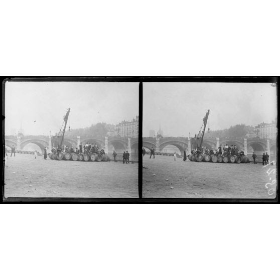 Paris. La foule sur le pont attend le passage des troupes. [légende d'origine]