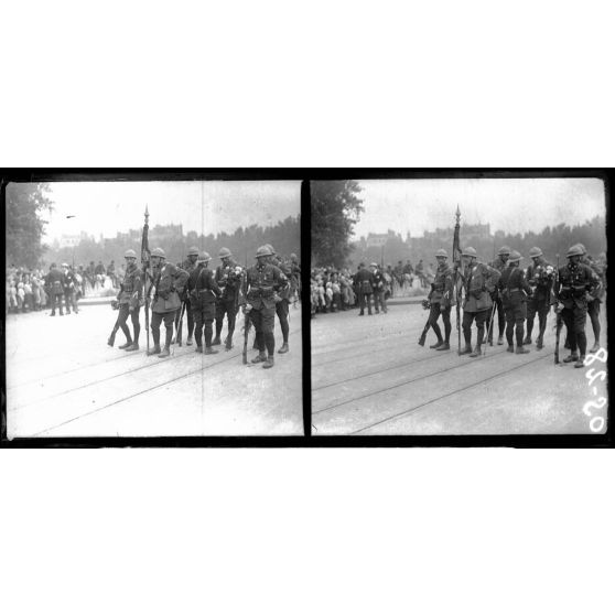 Paris. Le défilé pendant une halte. Le drapeau des chasseurs. [légende d'origine]