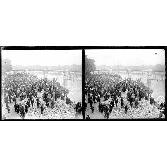 Paris. La foule au bord de la Seine attend le passage des troupes. [légende d'origine]