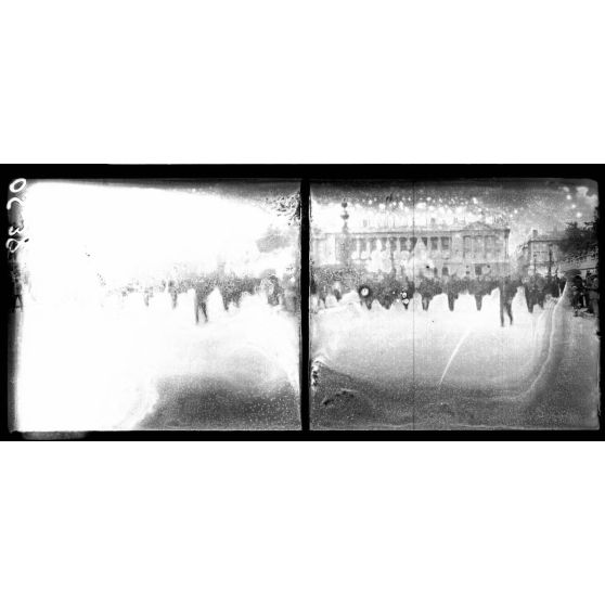 Paris, 14 juillet 1917. Place de la Concorde. La foule et les nouveaux agents auxiliaires. [légende d'origine]