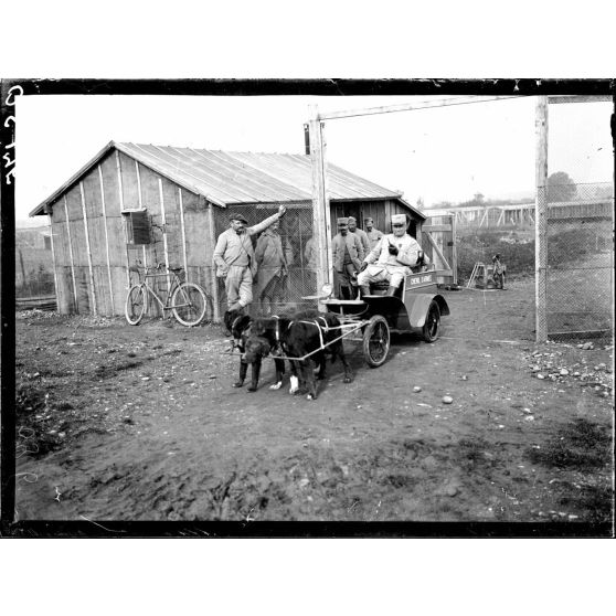 Lure (Haute-Saône). Le chenil de la VIIe armée. La voiture, le lieutenant commandant [Nuselle?]. [légende d'origine]