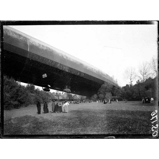Près de Bourbonne-les-Bains (Haute-Marne). Le Zeppelin L49, deux heures après son atterrissage. [légende d'origine]