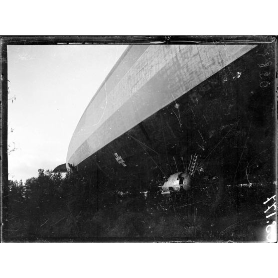 Près de Bourbonne-les-Bains (Haute-Marne). Le Zeppelin L49, deux heures après son atterrissage. [légende d'origine]