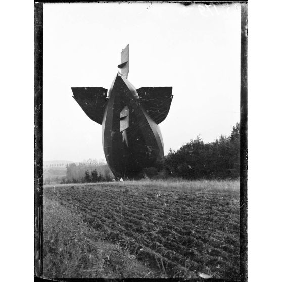 Près de Bourbonne-les-Bains (Haute-Marne). Le Zeppelin L49, vue arrière. [légende d'origine]