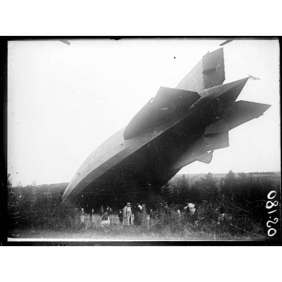 Près de Bourbonne-les-Bains (Haute-Marne). Le Zeppelin L49, vue arrière. [légende d'origine]