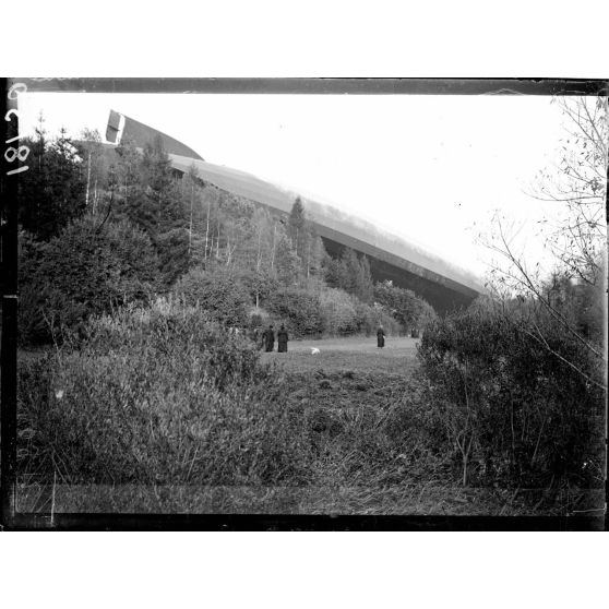 Près de Bourbonne-les-Bains (Haute-Marne). Le Zeppelin L49, la position sous le bois. [légende d'origine]