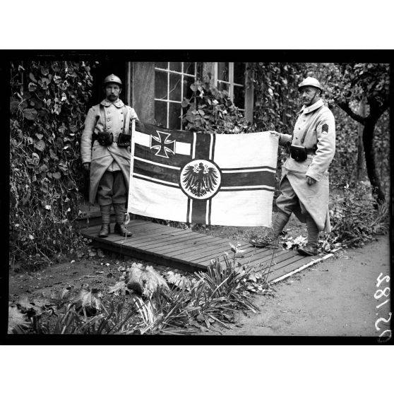 Etat-major de la 7e armée. Le fanion du Zeppelin L49 avant son départ pour les Invalides (fanion de la Marine Impériale). [légende d'origine]
