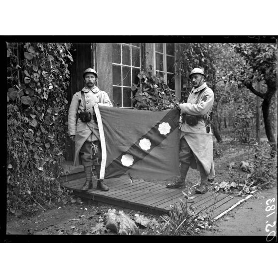 Etat-major de la 7e armée. Le fanion du Zeppelin L49 avant son départ pour les Invalides (fanion de la Marine Impériale). [légende d'origine]