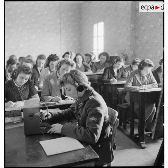 Un lieutenant du corps féminin des transmissions dispense un cours pratique d'enseignement du code Morse dans un centre de formation.