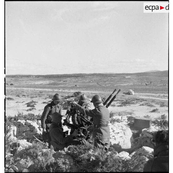 Des artilleurs du 411e RAAA (régiment d'artillerie antiaérienne) servent une mitrailleuse antiaérienne Hochkiss 13,2 mm sur affût bitube.