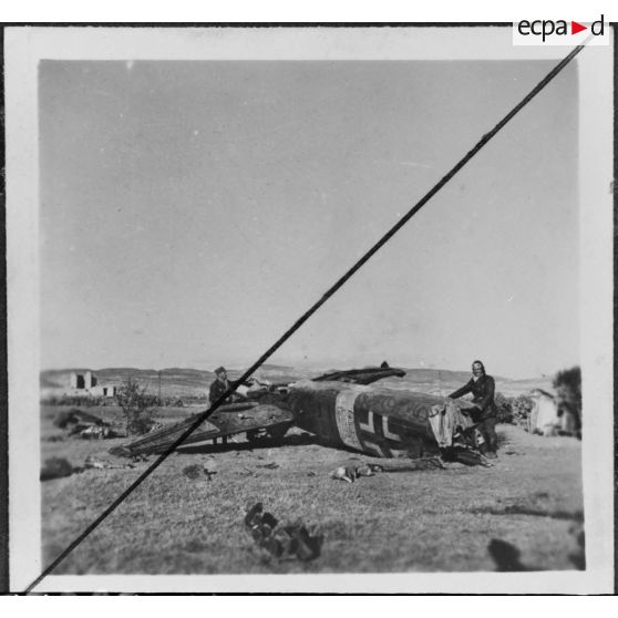 Epave d'un des onze bombardiers Junkers Ju 88 de la Luftwaffe, abattus sur une journée par le groupe de chasse II/5 La Fayette au-dessus du désert tunisien.
