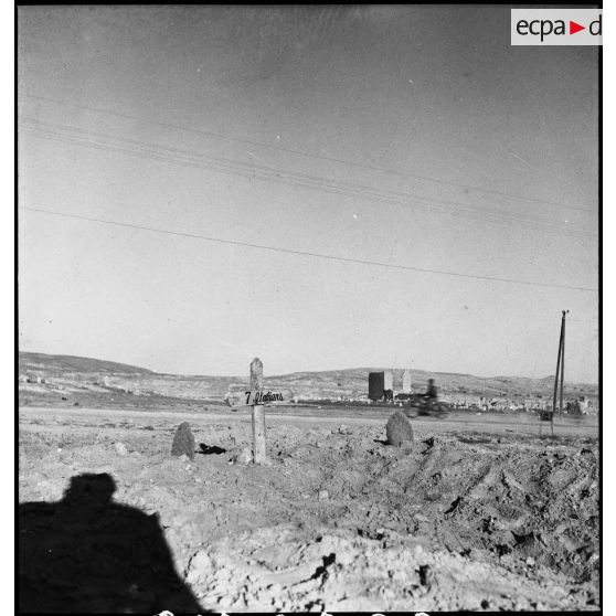 Tombe commune et anonyme de sept soldats italiens dans le désert tunisien.