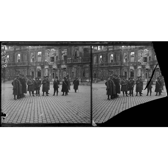 Reims, La mission canadienne devant l'hôtel de ville. [légende d'origine]