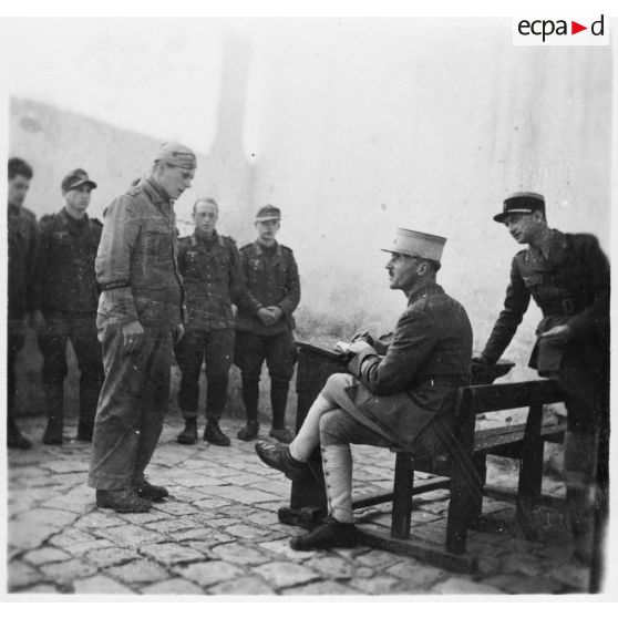 Interrogatoire par un chef d'escadrons du 3e RSA (régiment de spahis algériens) de la DMC (Division de marche de Constantine), d'un prisonnier, caporal de la Luftwaffe, engagé dans le corps expéditionnaire de l'Afrikakorps.