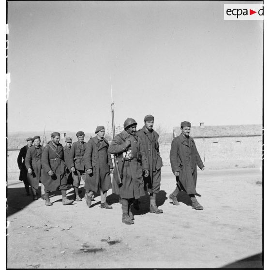 Des prisonniers italiens sont escortés vers un poste de commandement français pour y être interrogés.