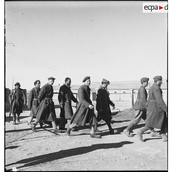 Des prisonniers italiens sont escortés vers un poste de commandement français pour y être interrogés.