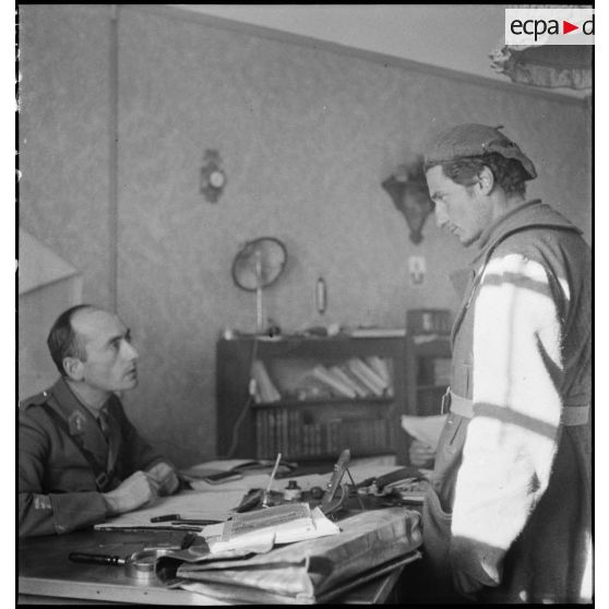 Interrogatoire d'un prisonnier italien par un capitaine dans un poste de commandement français.